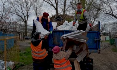 Curățarea spațiilor publice În sectorul Rîșcani continuă...