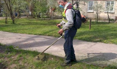 Sezonul cositului Muncitorii Întreprinderilor municipale de...