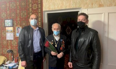 Mult stimații noștri Veterani Cu flori, gesturi de atenție,...